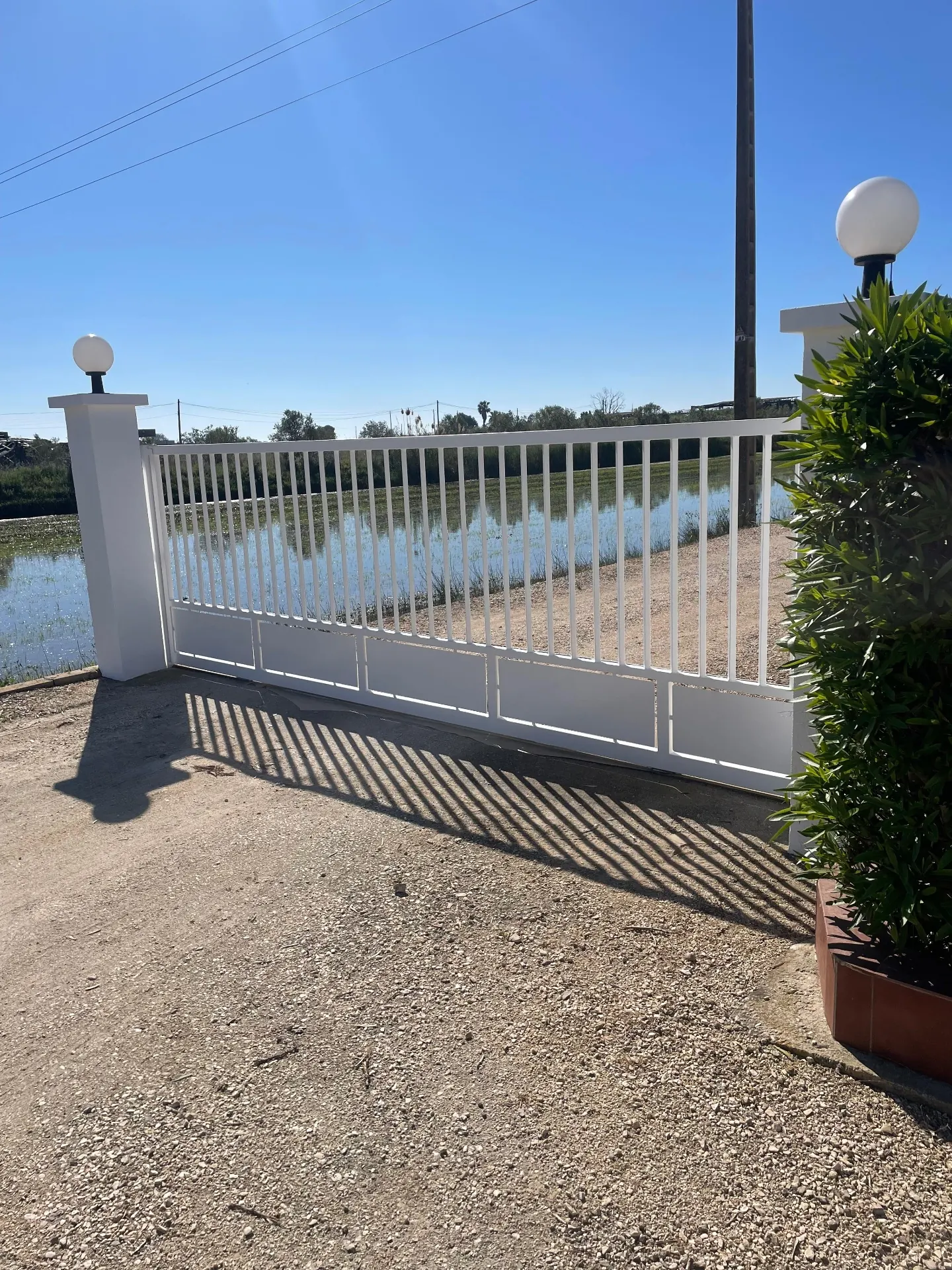 Portón blanco lacado por pintores en Deltebre — Pinturas Monfor