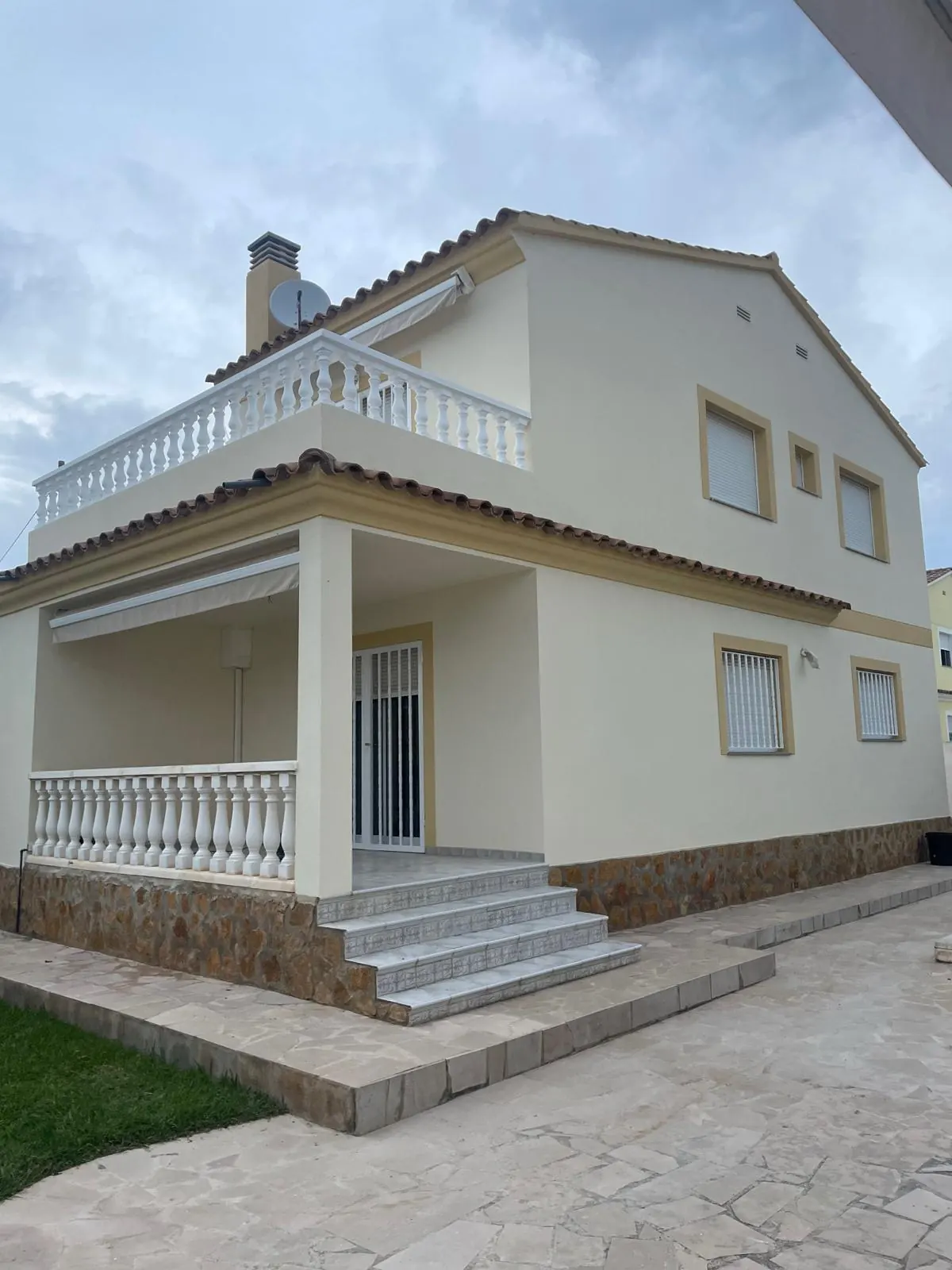 Pintores profesionales pintando fachada de chalet en Deltebre